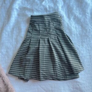 Brand new Aritzia pleated skirt